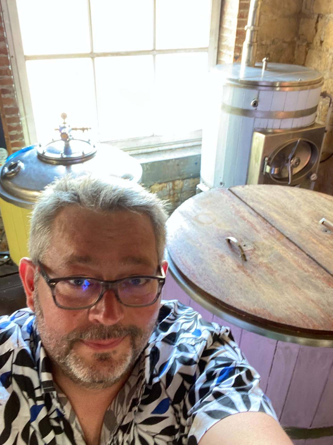 Sébastien Montani, dit Babass, devant les cuves de sa brasserie