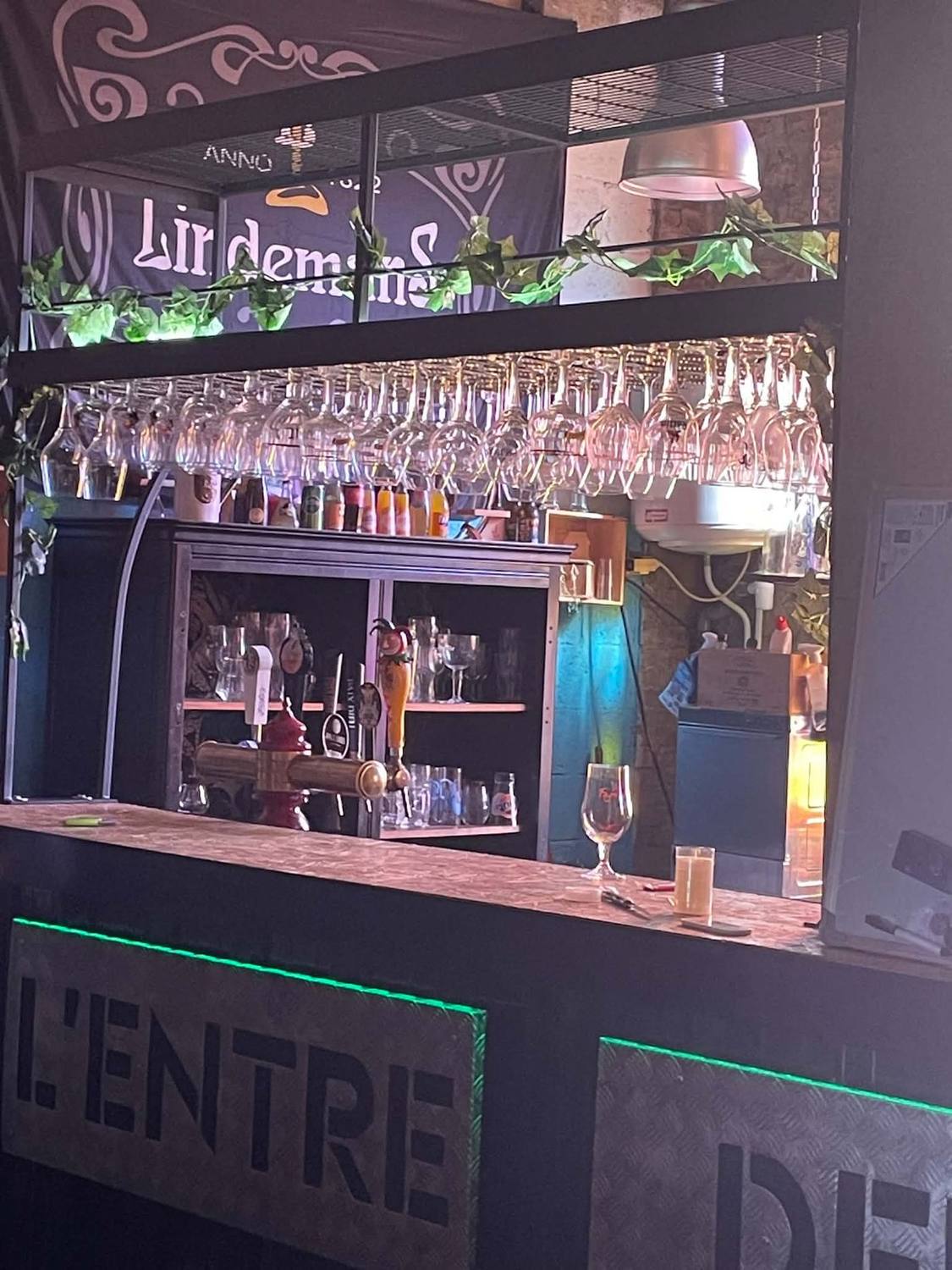 Le comptoir et les verres suspendus